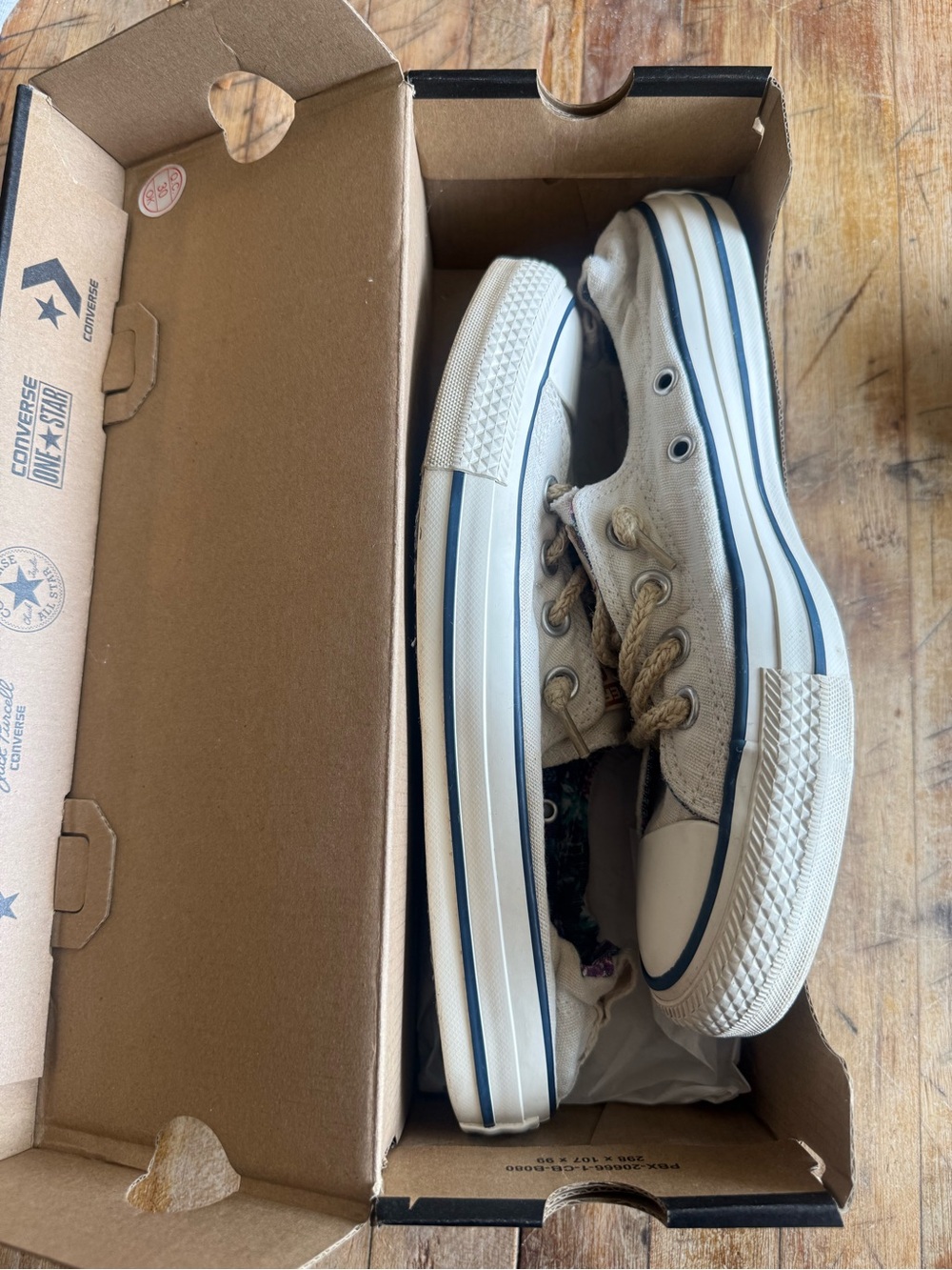 Converse Low Top Ladies Sneakers in Cream with Navy Trim size 8 - Picture 9 of 9